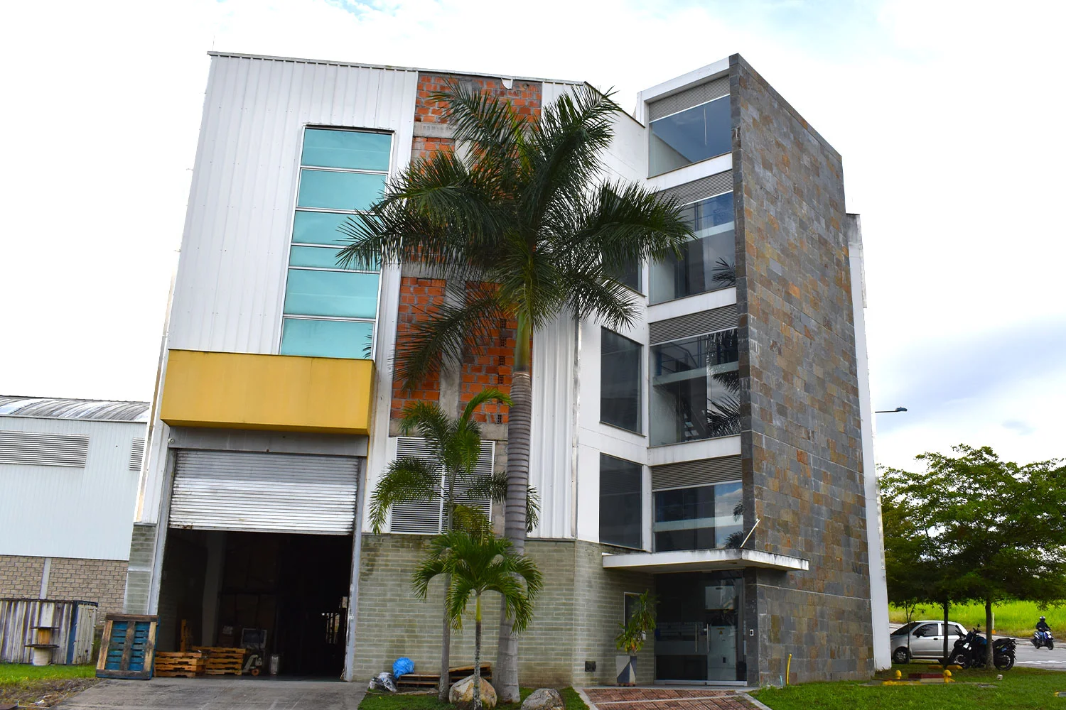 Bodega E-11 Zona Franca Santander con oficinas incluidas, 3 pisos y terraza